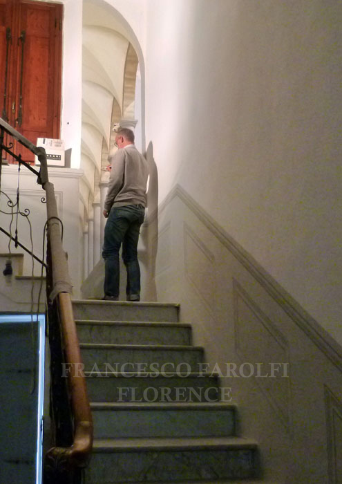 Decorazione murale a trompe l’œil, l'artista Francesco Farolfi mentre dipinge